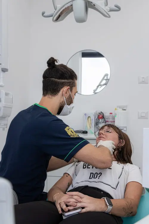 דר נדב בטיפול שיניים עם פציינט